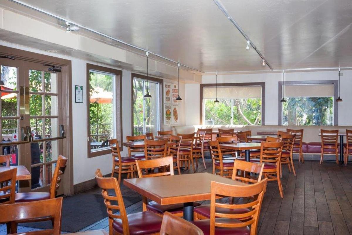 Days Inn by Wyndham San Diego Hotel Circle - image 2