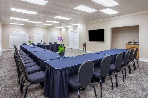 Days Inn by Wyndham San Diego Hotel Circle - image 23