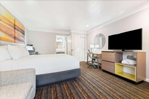 Days Inn by Wyndham San Diego Hotel Circle - image 3
