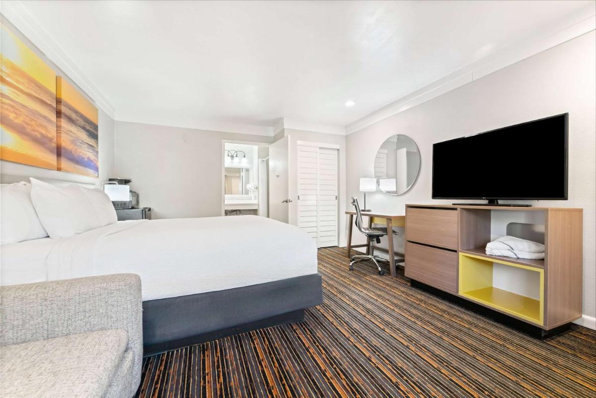 Days Inn by Wyndham San Diego Hotel Circle - image 3