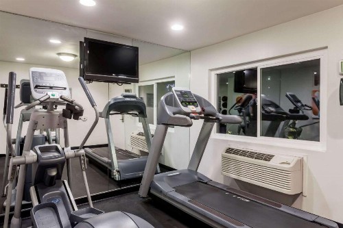 Days Inn by Wyndham San Diego Hotel Circle - image 31