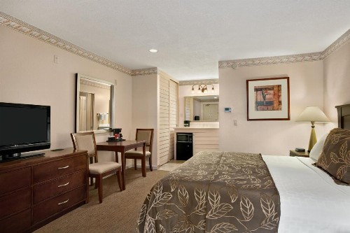 Days Inn by Wyndham San Diego Hotel Circle - image 32