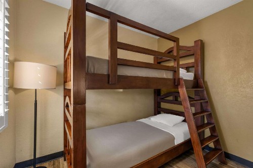 Comfort Inn San Diego Airport At The Harbor - image 11