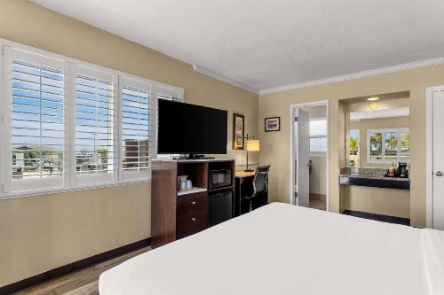 Comfort Inn San Diego Airport At The Harbor - image 2