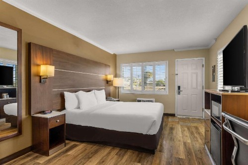 Comfort Inn San Diego Airport At The Harbor - image 24