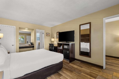 Comfort Inn San Diego Airport At The Harbor - image 25