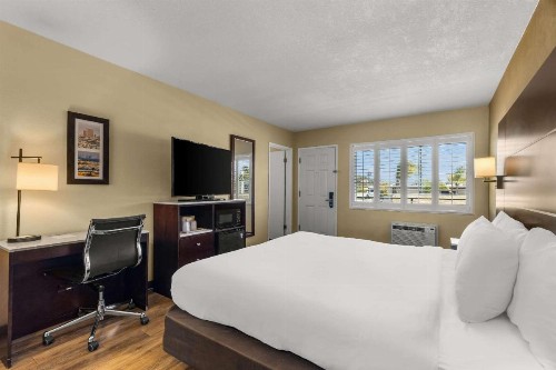 Comfort Inn San Diego Airport At The Harbor - image 28