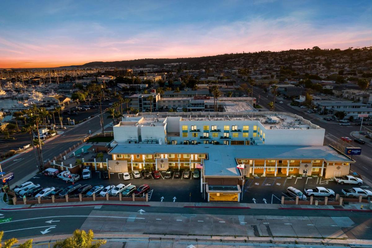 Comfort Inn San Diego Airport At The Harbor - image 3