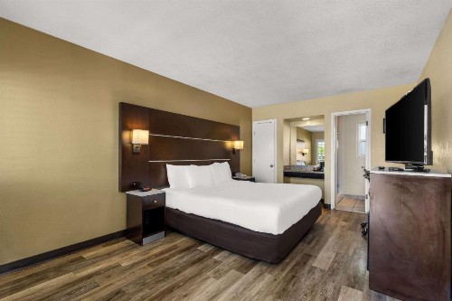 Comfort Inn San Diego Airport At The Harbor - image 45