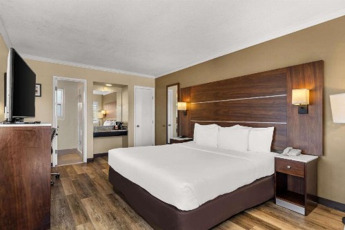 Comfort Inn San Diego Airport At The Harbor - image 8