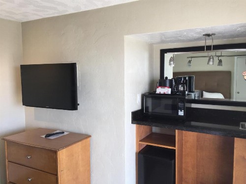 Surfer Beach Hotel - image 17
