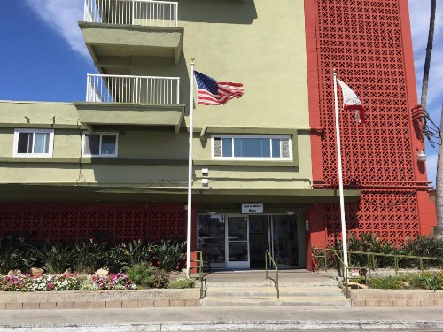 Surfer Beach Hotel - image 2