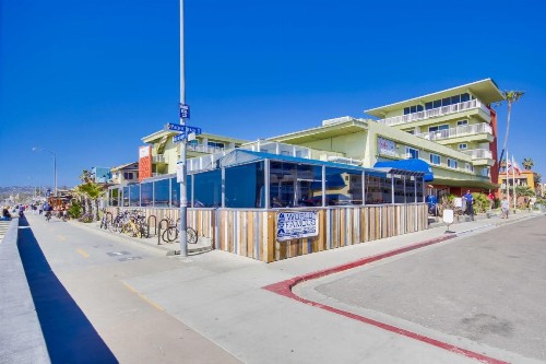 Surfer Beach Hotel - image 38