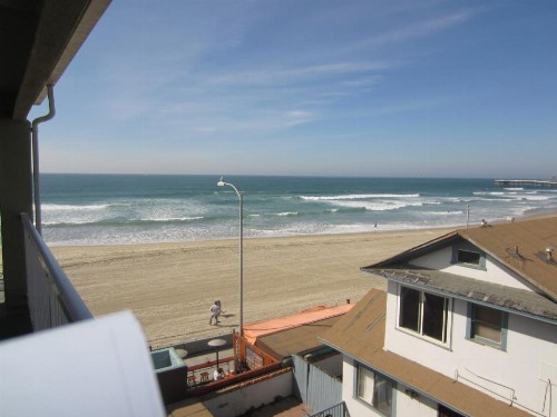 Surfer Beach Hotel - image 47