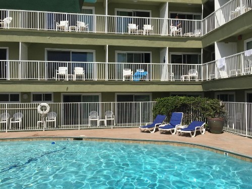 Surfer Beach Hotel - image 5