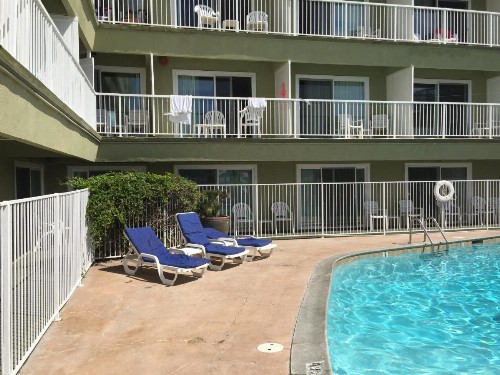 Surfer Beach Hotel - image 9