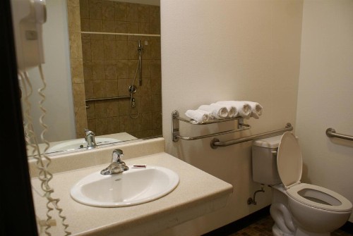 Harborview Inn & Suites-Convention Center-Airport-Gaslamp-Seaworld-Zoo-Balboa Park - image 7