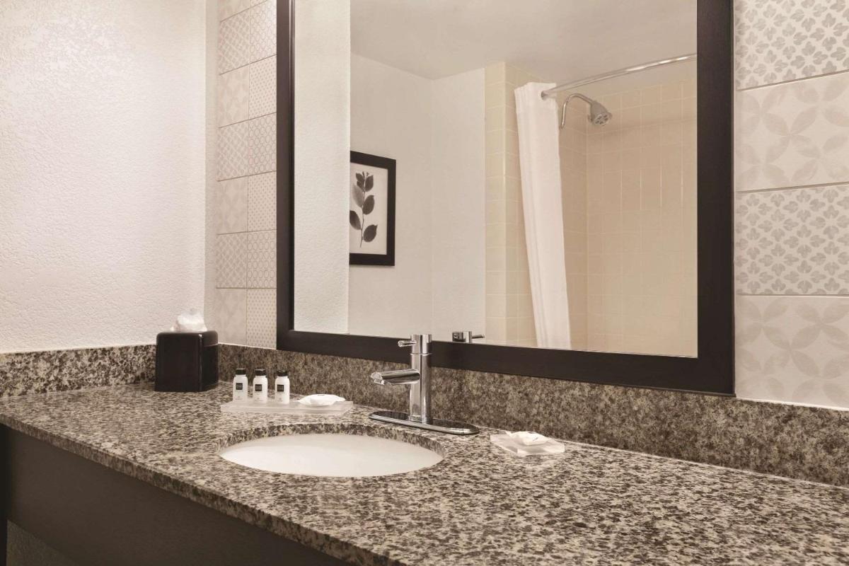 Country Inn & Suites by Radisson San Diego North CA - image 7