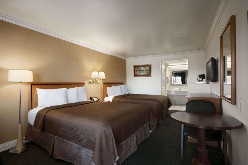 Travelodge by Wyndham San Diego Downtown Convention Center - image 6