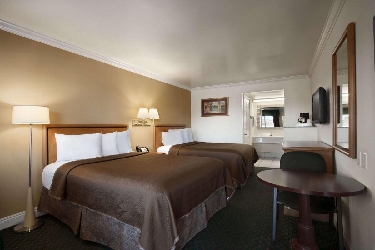 Travelodge by Wyndham San Diego Downtown Convention Center - image 6