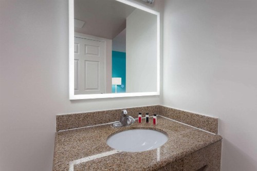 Howard Johnson by Wyndham San Diego Hotel Circle - image 12