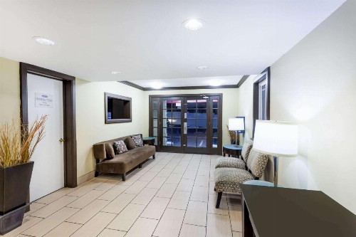Howard Johnson by Wyndham San Diego Hotel Circle - image 2