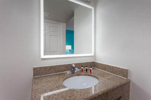 Howard Johnson by Wyndham San Diego Hotel Circle - image 25