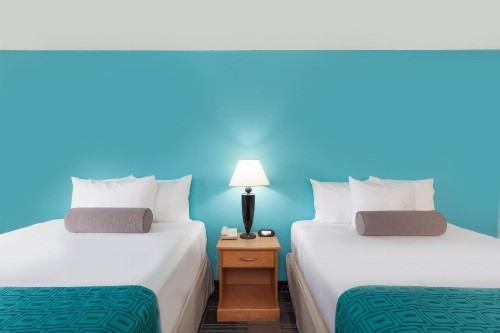 Howard Johnson by Wyndham San Diego Hotel Circle - image 27