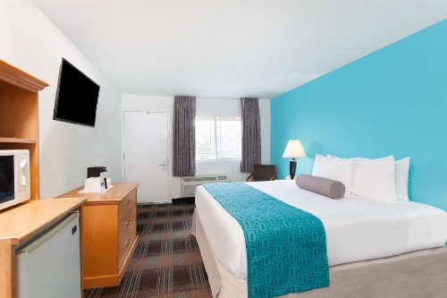 Howard Johnson by Wyndham San Diego Hotel Circle - image 30