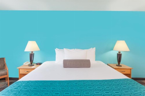 Howard Johnson by Wyndham San Diego Hotel Circle - image 34