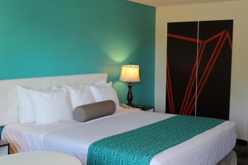 Howard Johnson by Wyndham San Diego Hotel Circle - image 35