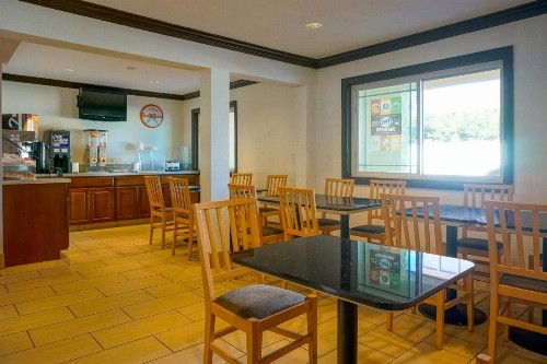 Howard Johnson by Wyndham San Diego Hotel Circle - image 41