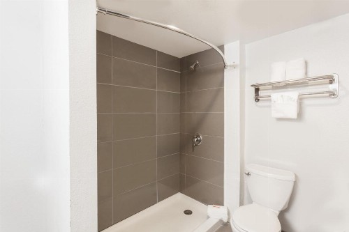 Howard Johnson by Wyndham San Diego Hotel Circle - image 43