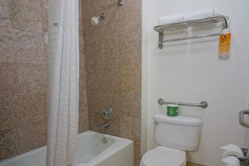 Howard Johnson by Wyndham San Diego Hotel Circle - image 46
