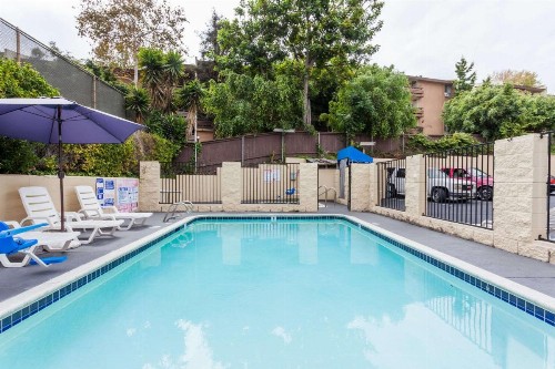 Howard Johnson by Wyndham San Diego Hotel Circle - image 5