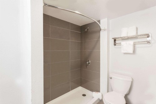 Howard Johnson by Wyndham San Diego Hotel Circle - image 6