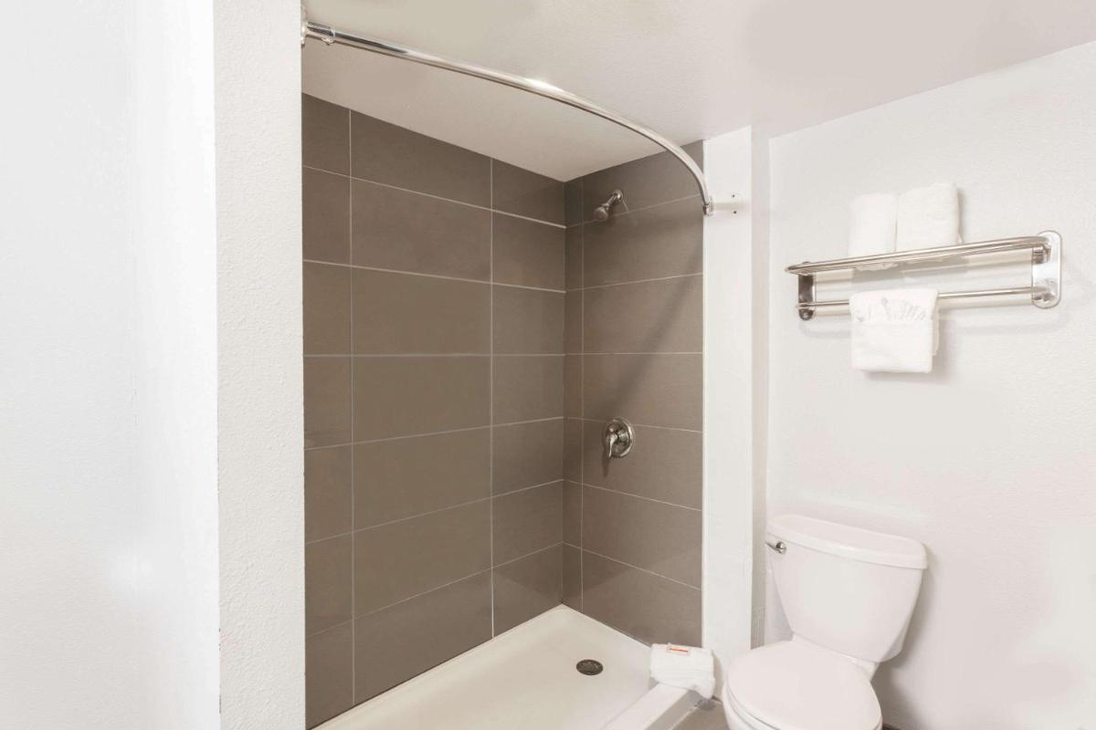 Howard Johnson by Wyndham San Diego Hotel Circle - image 6