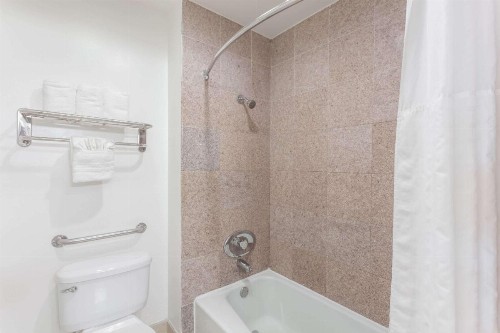 Howard Johnson by Wyndham San Diego Hotel Circle - image 7