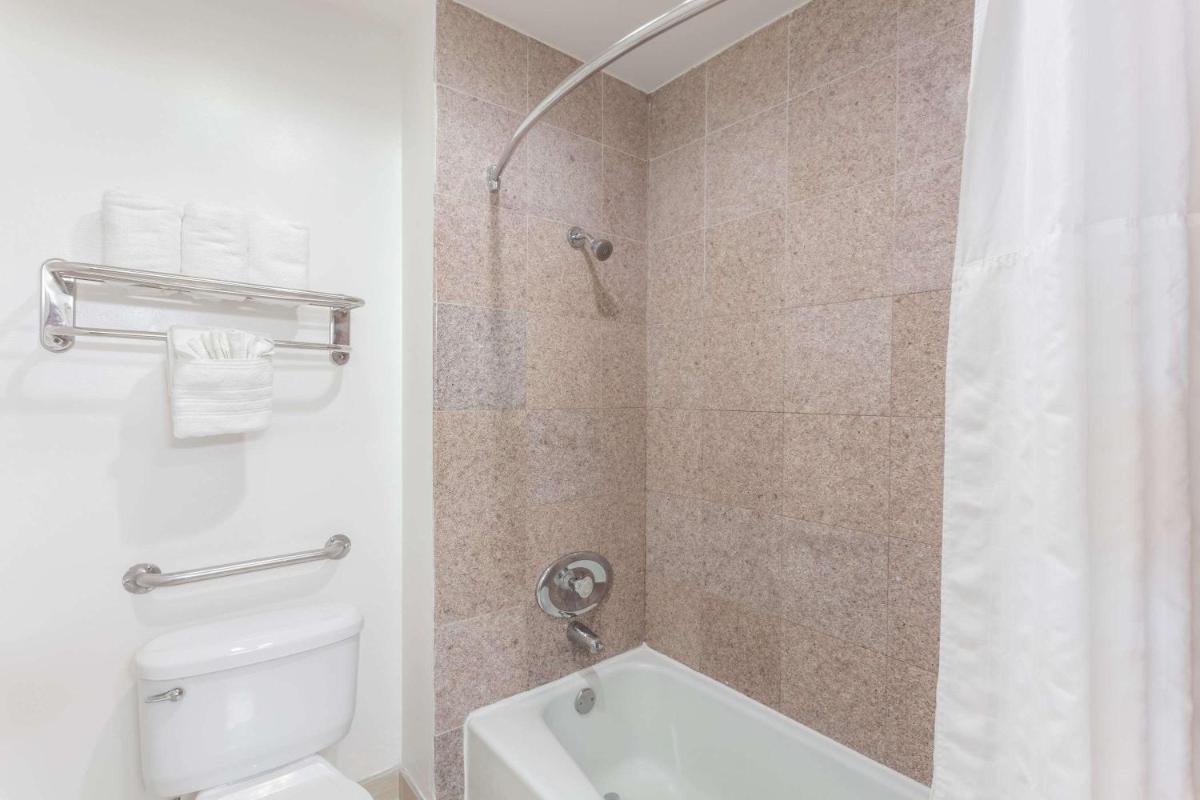 Howard Johnson by Wyndham San Diego Hotel Circle - image 7