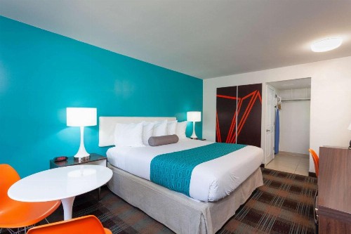 Howard Johnson by Wyndham San Diego Hotel Circle - image 9