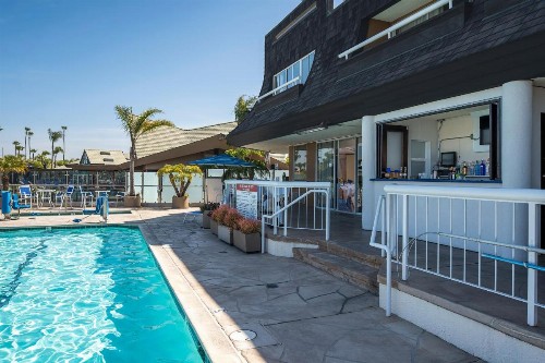 Bay Club Hotel and Marina - image 2