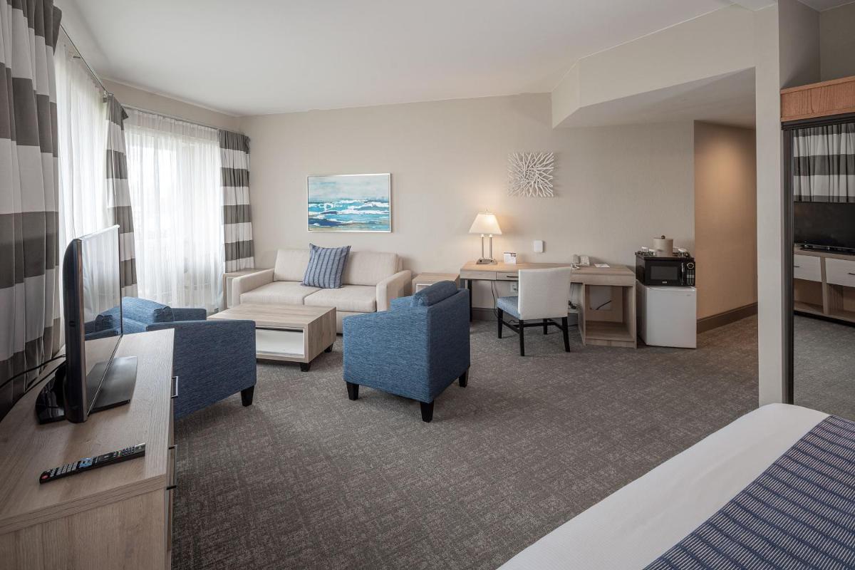 Bay Club Hotel and Marina - image 4