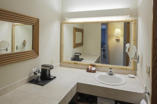 Bay Club Hotel and Marina - image 7