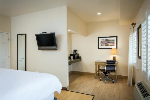 PB Surf Beachside Inn - image 4