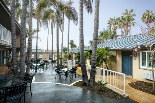 PB Surf Beachside Inn - image 9