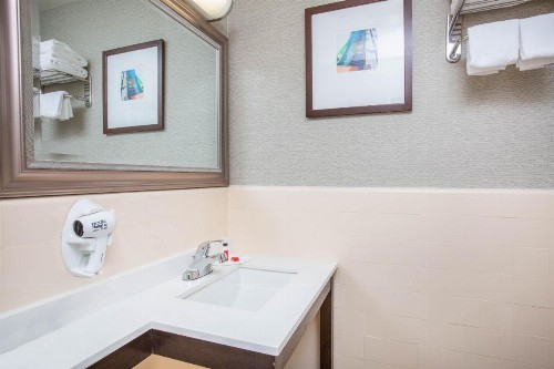 Baymont by Wyndham San Diego Downtown - image 3