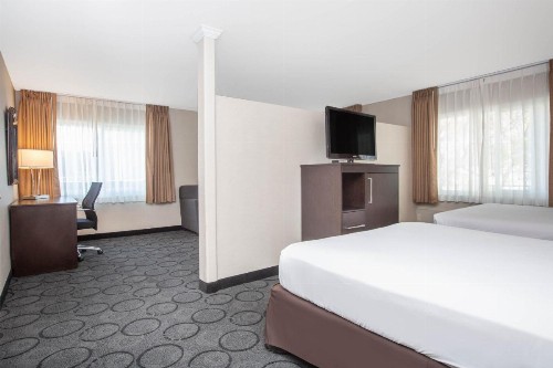 Baymont by Wyndham San Diego Downtown - image 5