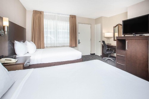 Baymont by Wyndham San Diego Downtown - image 9
