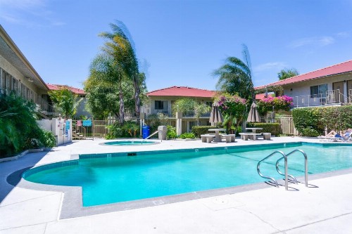 California Suites Hotel - image 10