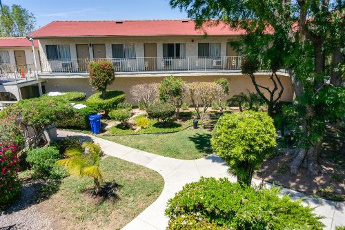 California Suites Hotel - image 11